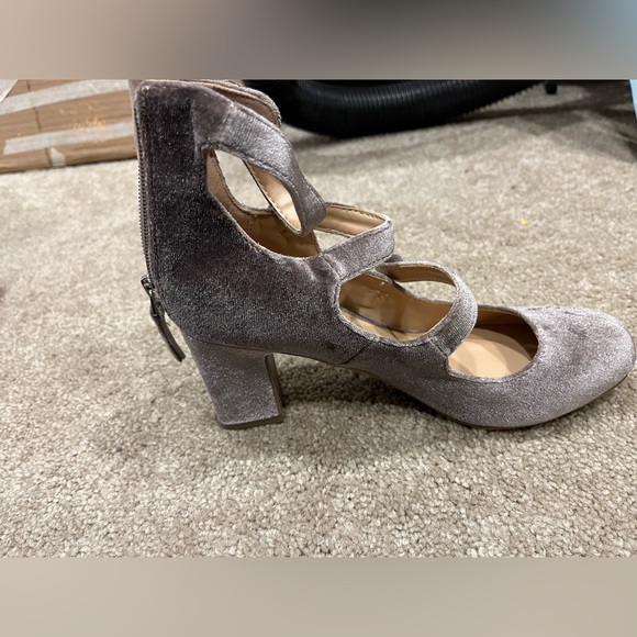 New without box grey velvet heels - Picture 4 of 5